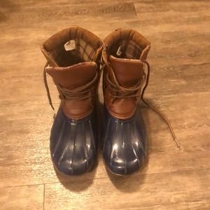 Duck boots are sold!